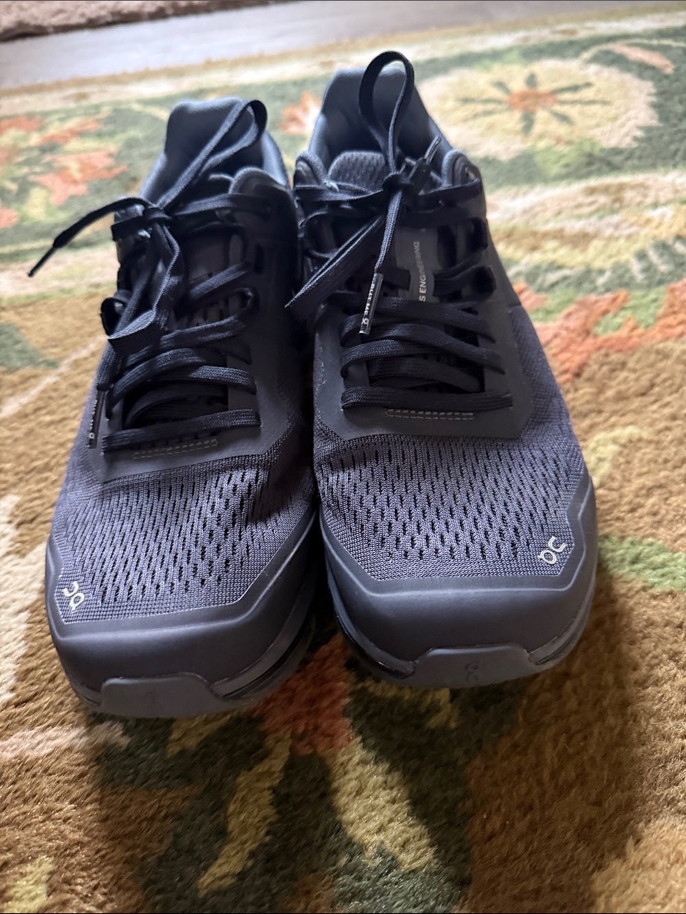 On Cloud woman’s size 9 - Picture 2 of 4